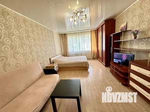 Студия квартира, посуточно, 35м2, 1/10 этаж